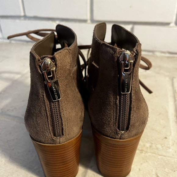 Vince Camuto Tressa Taupe Bootie Size 6.5 - Picture 4 of 11